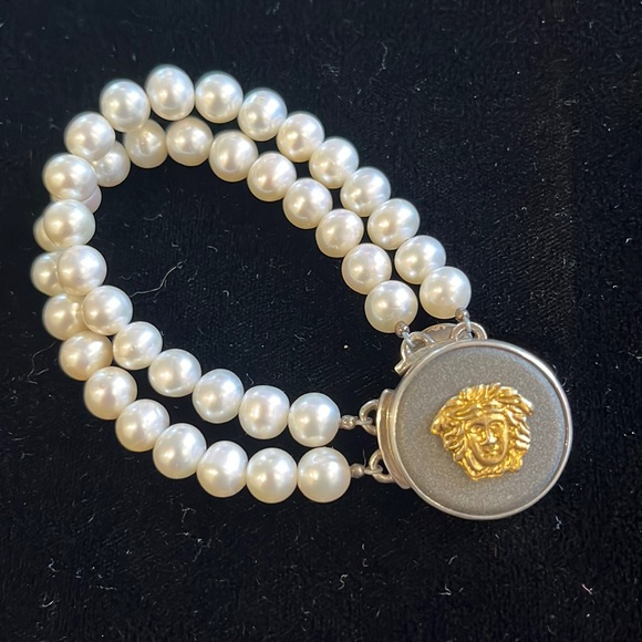 Versace pearl and Medusa silver clasp bracelet - Picture 2 of 9